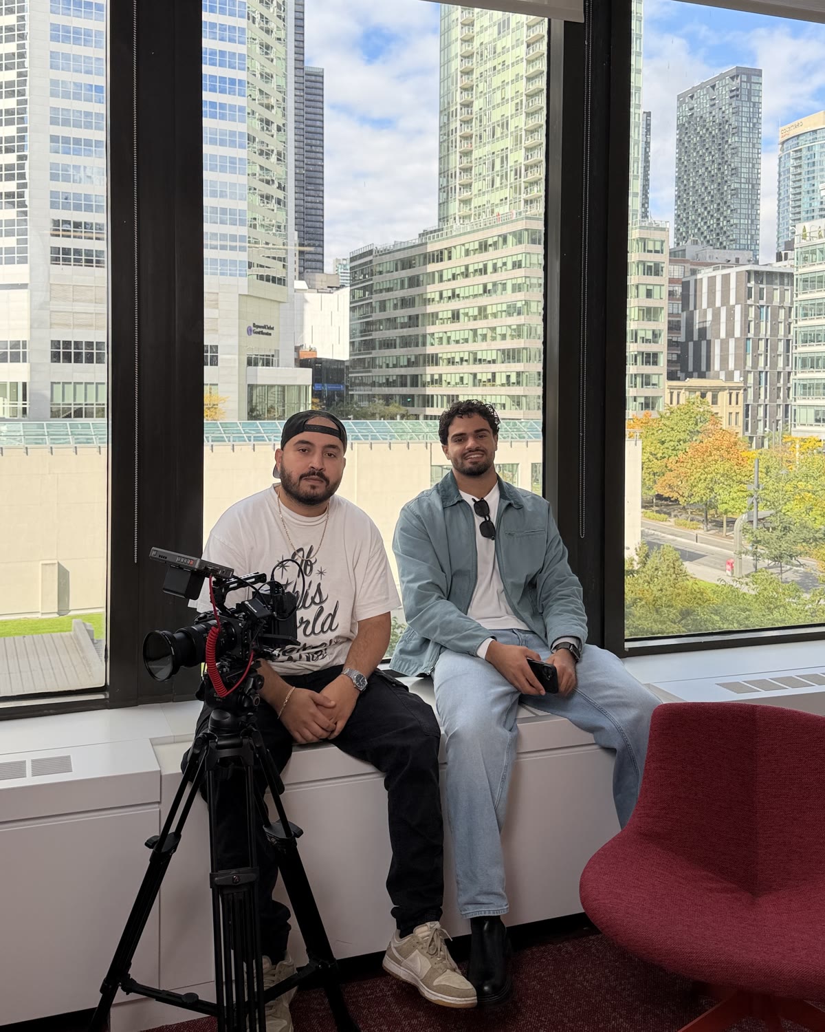 Yanis et Mazen, l'équipe MYPROD, avec la caméra sur trépied